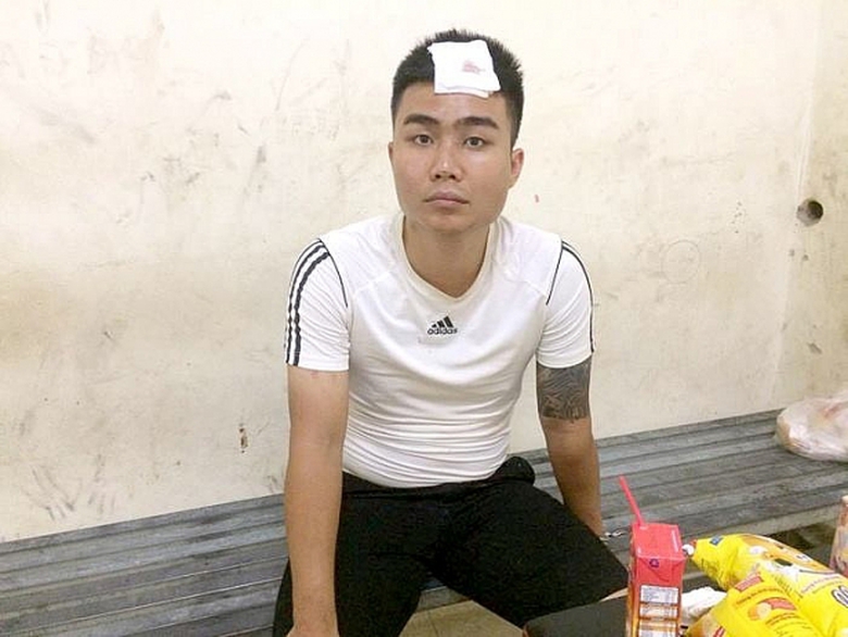 nam-thanh-nien-dung-gay-golf-danh-csgt