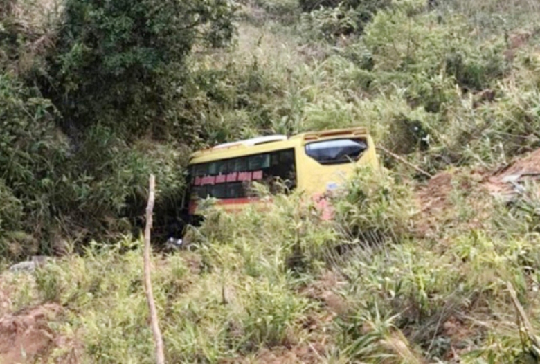 xe khach roi xuong-deo-lo-xo