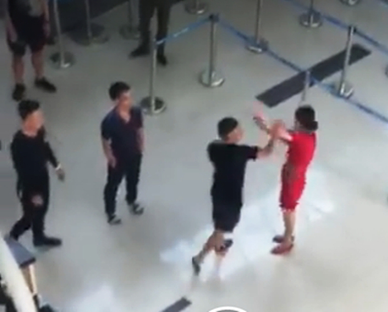 hanh-hung-nhan-vien-hang-khong