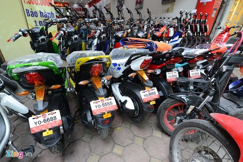 Ngay-mai-bat-dau-thu-le-phi-truoc-ba-xe-may-dien