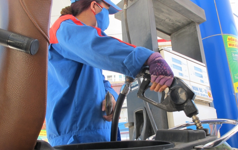 Petrolimex-dang-giu-so-du-quy-binh-on-xang-dau-lon