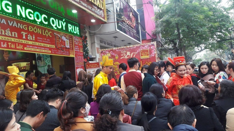 gia-vang-hom-nay-6-2-lao-doc-giam-manh-ngay-than-t