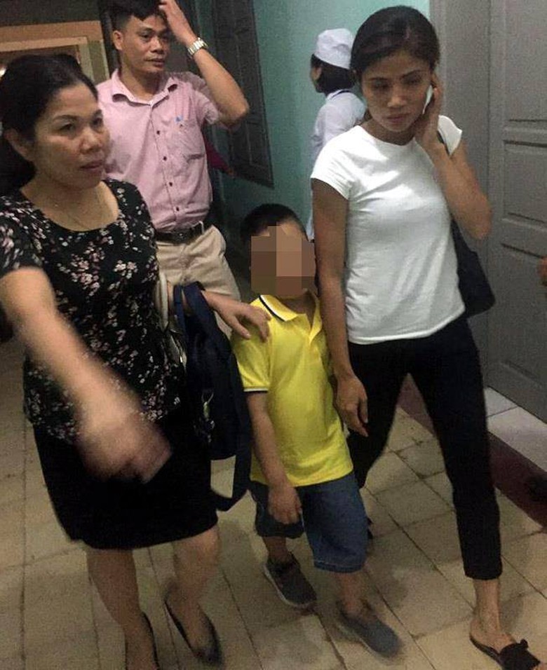 hai-be-bi-tram-nham-da-ve-voi-gia-dinh-2