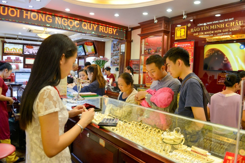 Gia-vang-hom-nay-3-8-2018-the-gioi-dieu-dung-trong