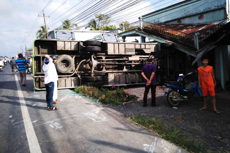 lat-xe-cho-doan-di-dam-hoi-30-nguoi-thuong-vong