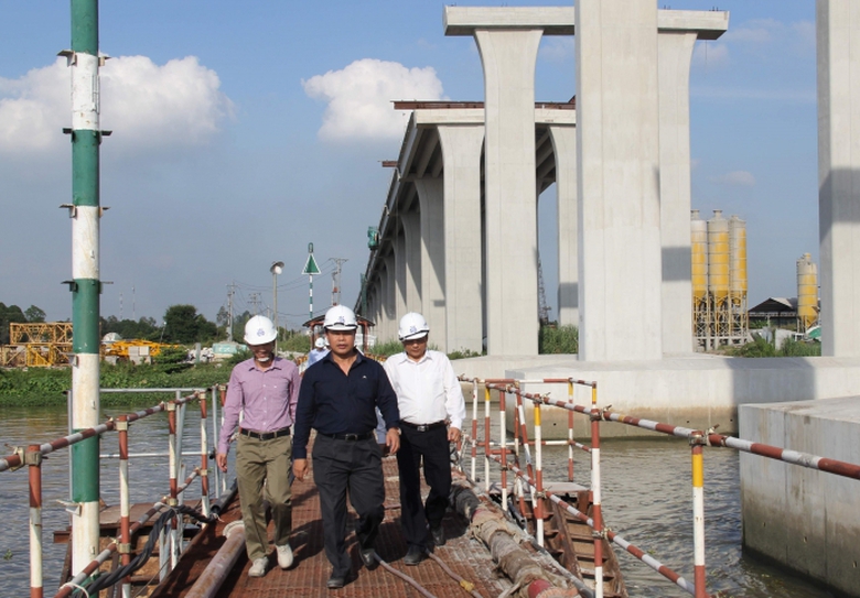 chu-tich-cong-doan-nganh-gtvt-tang-qua-tet-cho-con