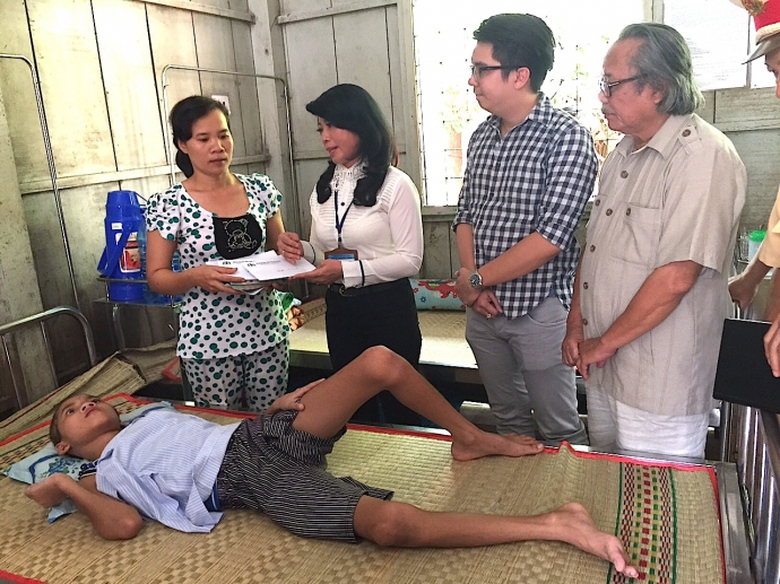 uy-ban-ATGT-quoc-gia-tang-qua-nan-nhan-bi-tngt