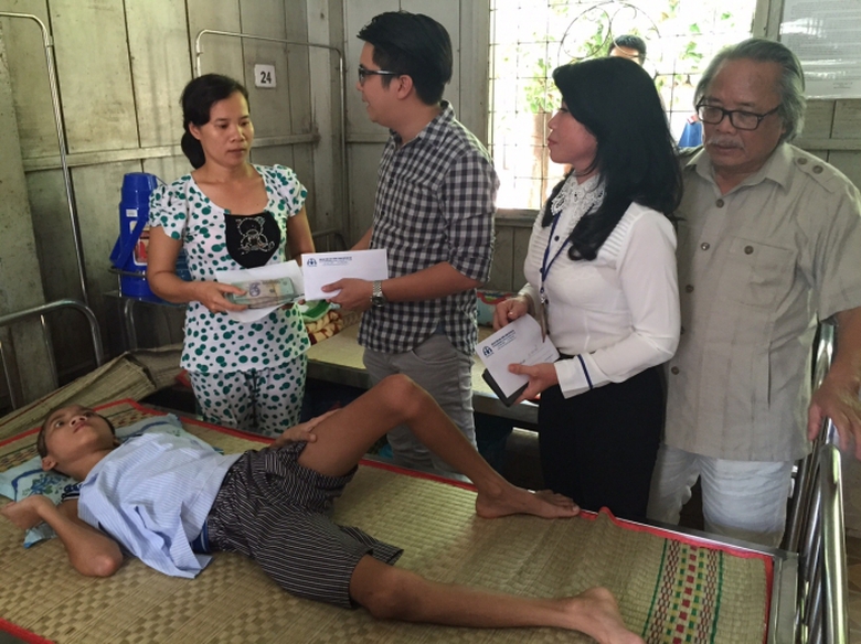 uy-ban-ATGT-quoc-gia-tang-qua-nan-nhan-bi-tngt1