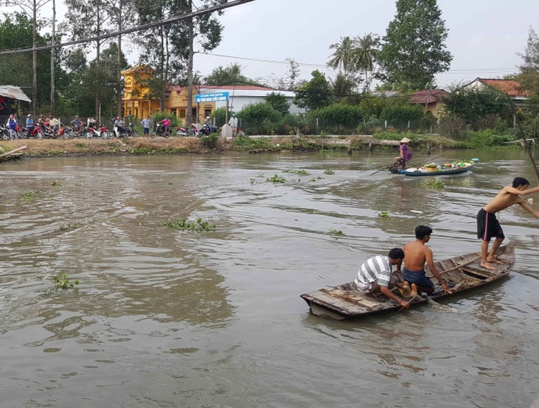 ghe-lua-va-cham-voi-vo-lai-lam-mot-be-gai-mat-tich