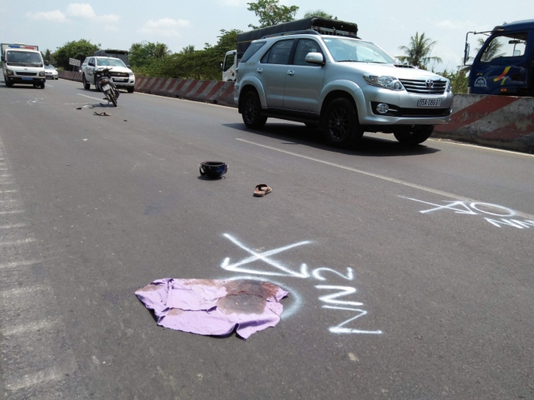 xe-tai-va-cham-voi-xe-may-lam-hai-nguoi-nhap-vien