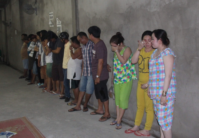 bat-17-doi-tuong-tham-gia-danh-bac-o-vinh-long