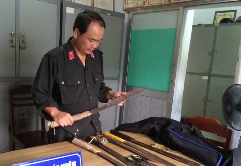 ngan-chan-kip-thoi-hai-nhom-thanh-nien-dung-ma-tau