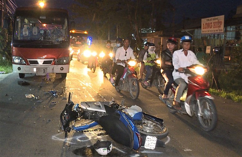 mo-to-dau-dau-xe-khach-hai-nguoi-nguy-kich