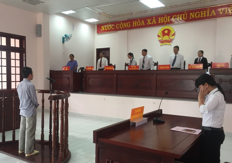 du-do-cho-tien-be-gai-12-tuoi-de-lam-chuyen-nguoi-