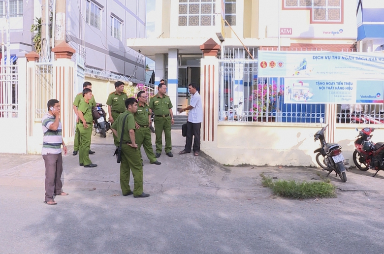 dung-sung-cuop-ngan-hang-giua-ban-ngay