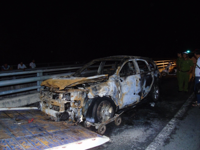 ba-nguoi-thoat-chet-khi-xe-o-to-dang-chay-bong-nhi