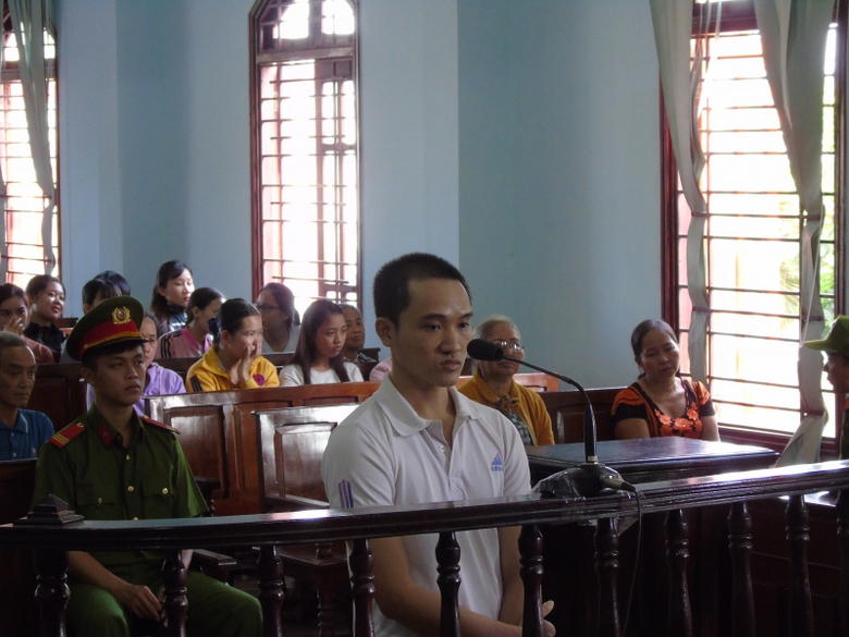 tu-hinh-nguoi-chong-dung-dao-chem-dut-co-vo-o-mien