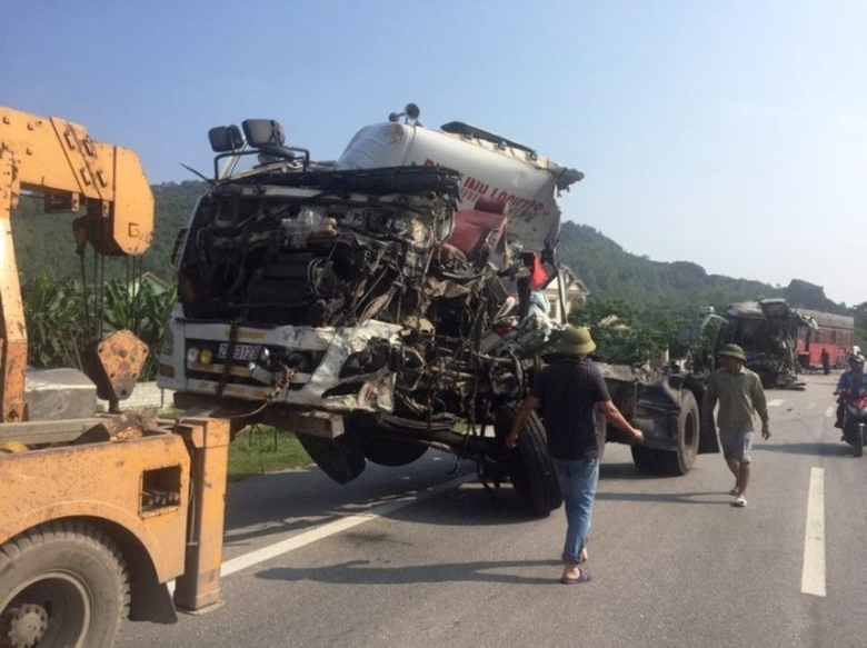 xe-container-bi-hu-hong-nang-phan-dau-tai-xe-bi-th