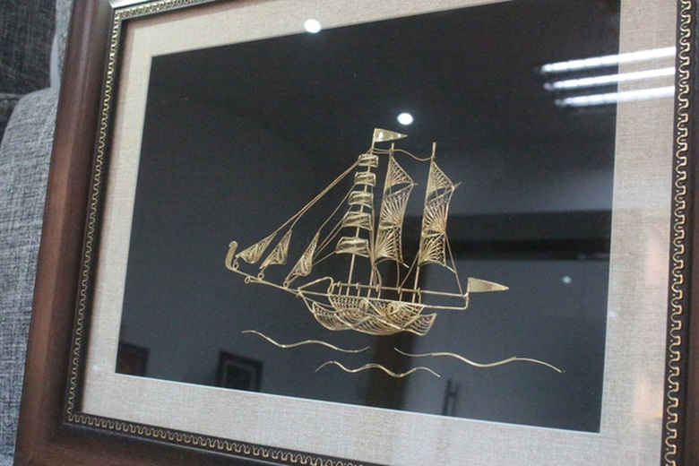 Tranh chiếc thuyền căng buồm đ&oacute;n gi&oacute;