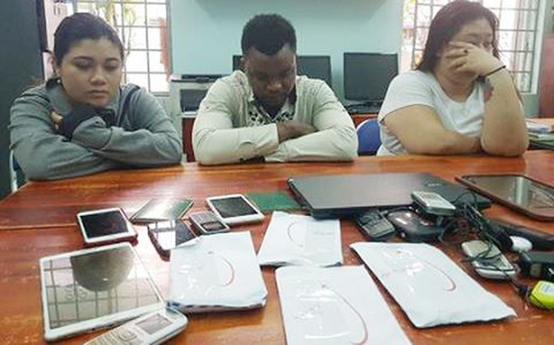 Một đối tượng người Nigieria v&agrave; hai đối tượng l&agrave; p