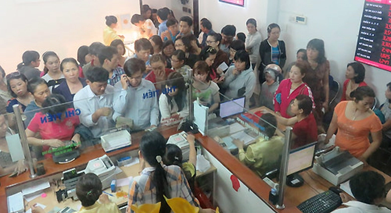 Người d&acirc;n đua nhau mua v&agrave;ng