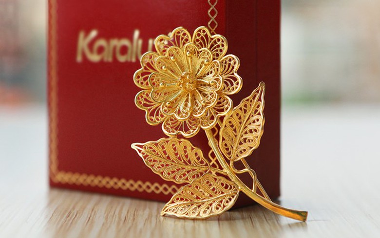 Hoa c&agrave;i &aacute;o mạ v&agrave;ng