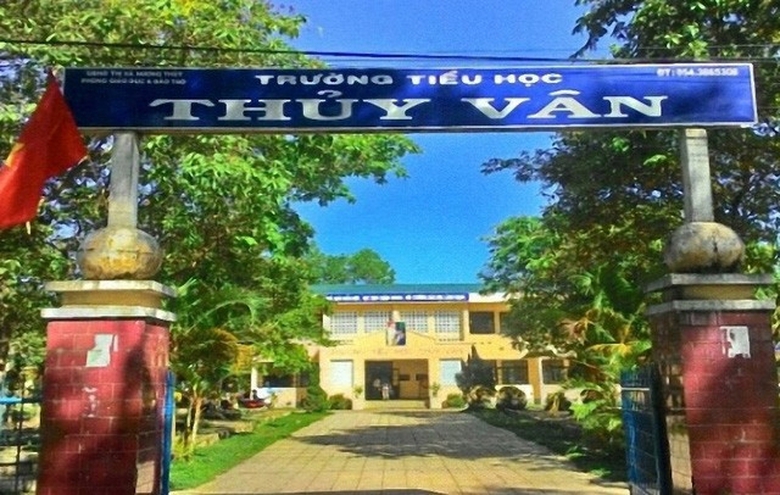 co-giao-bi-danh-ghen