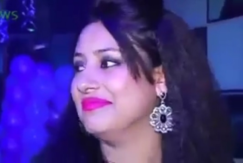 co-dau-8-tuoi-anandi-gia-di-trong-thay-1