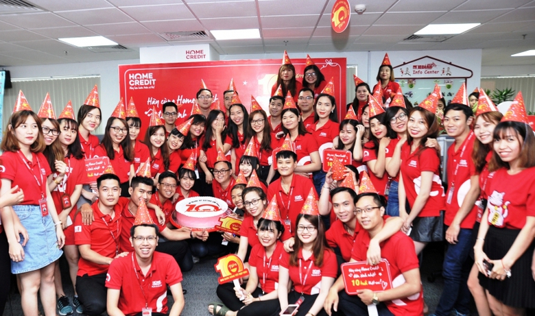 Nh&acirc;n vi&ecirc;n Home Credit h&agrave;o hứng mừng sinh nh