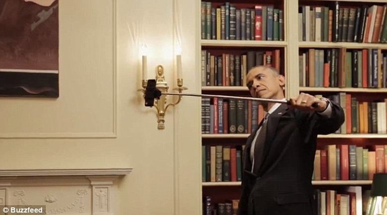Tổng thống Obama loay hoay d&ugrave;ng gậy tự sướng để ch