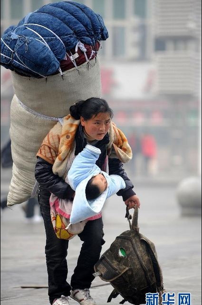 Tay x&aacute;ch n&aacute;ch mang về qu&ecirc;. Ảnh chụp