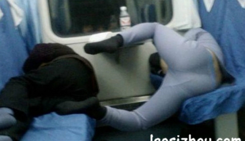 Tư thế ngủ b&aacute; đạo