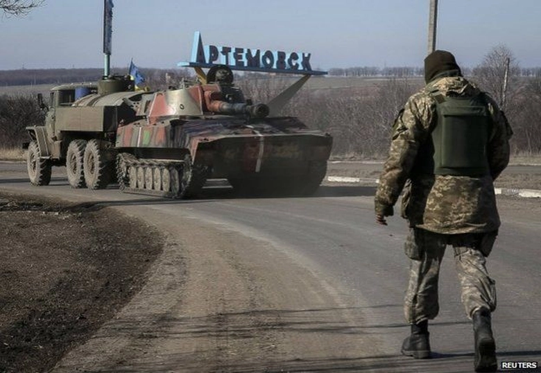 Ch&iacute;nh phủ Ukraine đang bắt đầu thu r&uacute;t vũ kh&iacute; hạng