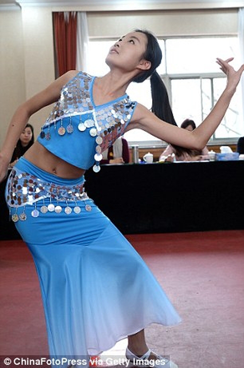 Th&iacute; sinh ph&ocirc; diễn khả năng m&uacute;a trước ban gi&aacute;m khảo