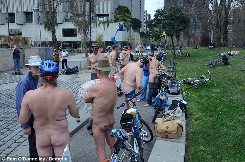 Họ đạp xe qua những nơi c&oacute; đ&ocirc;ng đảo du kh&aacute;ch để bi