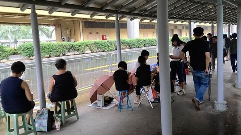 Cả người gi&agrave;, người trẻ đều tập trung dọc theo tuy