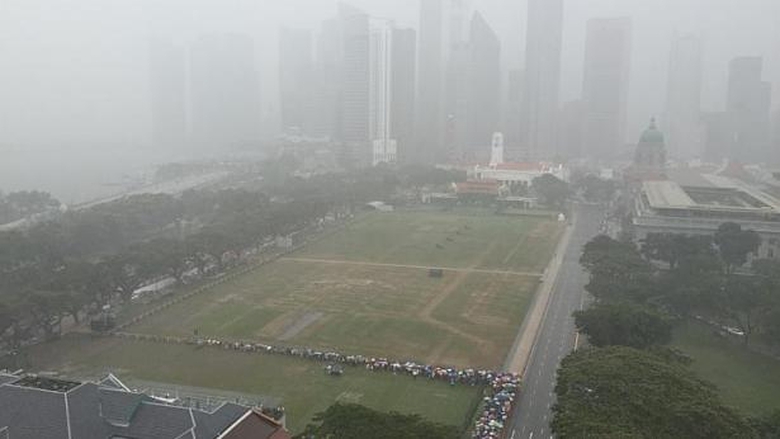 Mưa to kh&ocirc;ng cản được bước ch&acirc;n của người d&acirc;n Sing