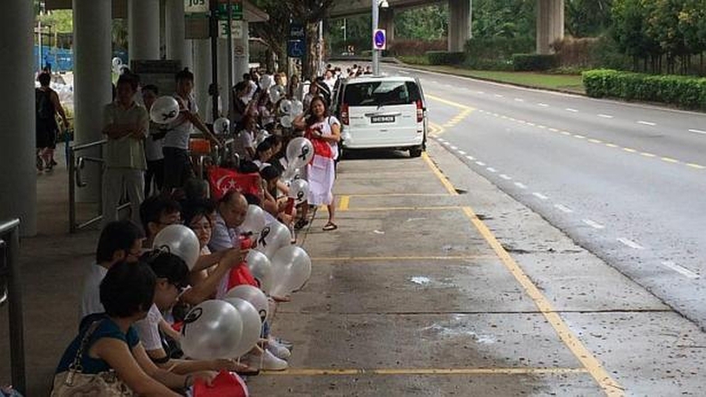 Người d&acirc;n mặc &aacute;o, mang b&oacute;ng in h&igrave;nh &ocirc;ng L&yacute; Quang D