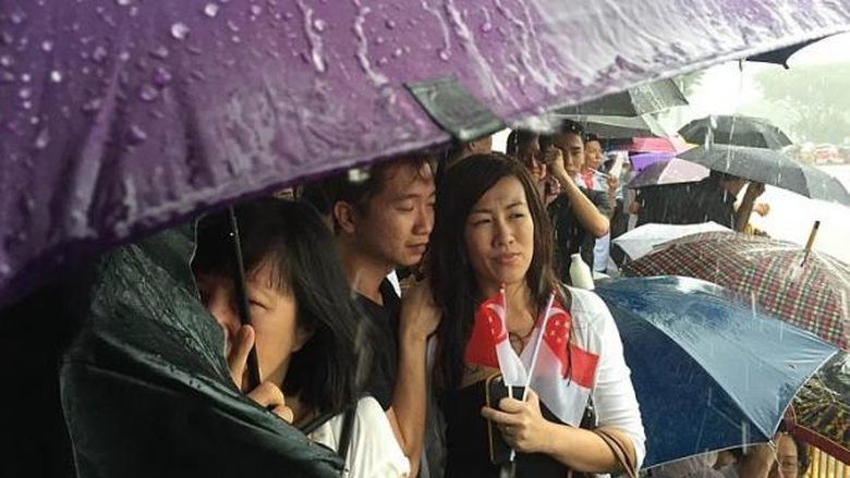 Người d&acirc;n Singapore đội mưa tiễn biệt người cha lậ