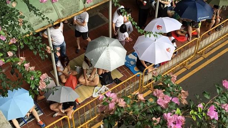 Nhiều người mang cả chiếu v&agrave; &ocirc; để c&oacute; thể ngồi tron