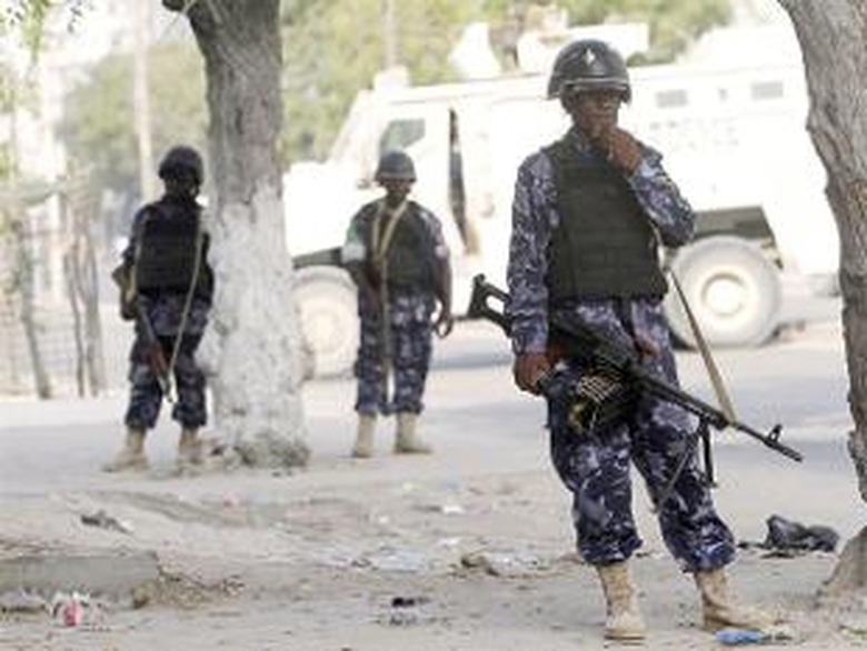 Những kẻ tấn c&ocirc;ng mặc quần &aacute;o giống qu&acirc;n phục