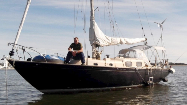 Anh Louis Jordan b&ecirc;n chiếc du thuyền t&ecirc;n Angel