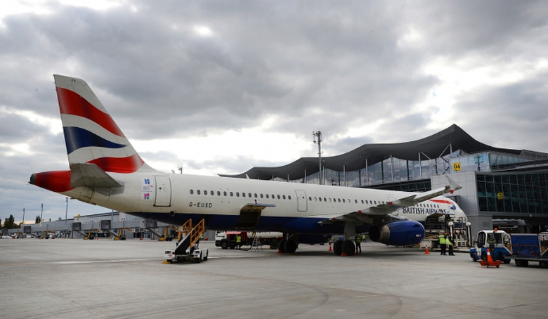 Một m&aacute;y bay của h&atilde;ng h&agrave;ng kh&ocirc;ng Bristish Airways p