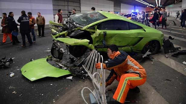 H&igrave;nh ảnh chiếc Lamborghini m&agrave;u xanh n&aacute;t tươm dưới 