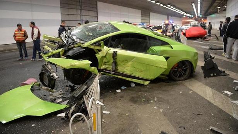 Xa xa l&agrave; chiếc Ferrari m&agrave;u đỏ trong vụ tai nạn