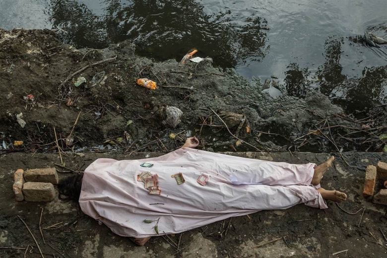 X&aacute;c một nạn nh&acirc;n trong vụ động đất được đặt tr&ecirc;n đ