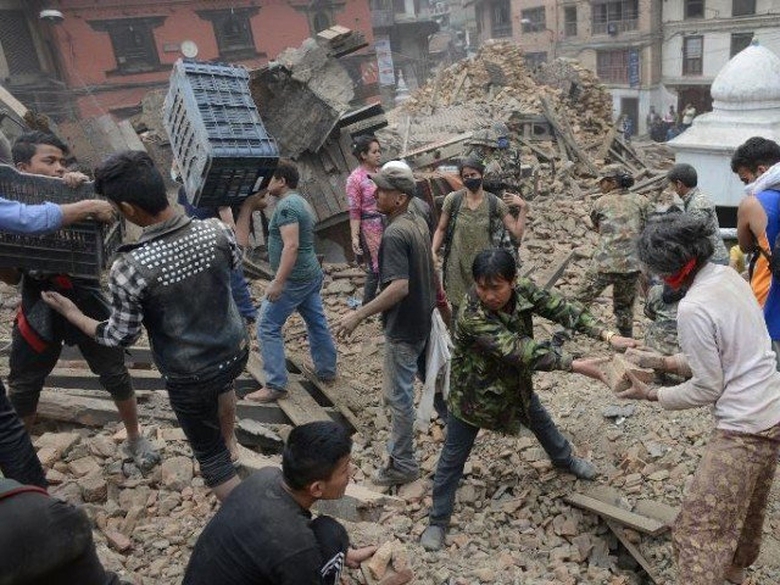 H&agrave;ng trăm người d&acirc;n Nepal tự d&ugrave;ng tay kh&ocirc;ng để đ&agrave;o