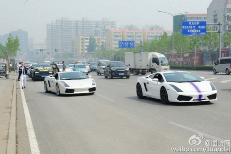 Hơn 30 chiếc xe si&ecirc;u sang trong đo&agrave;n xe rước d&acirc;u