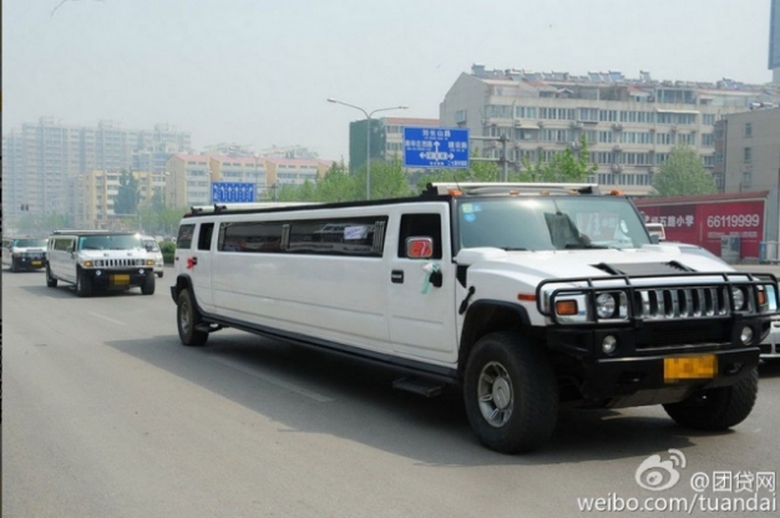 Ngo&agrave;i ra, c&ograve;n c&oacute; 4 chiếc si&ecirc;u xe Hummers d&agrave;i 