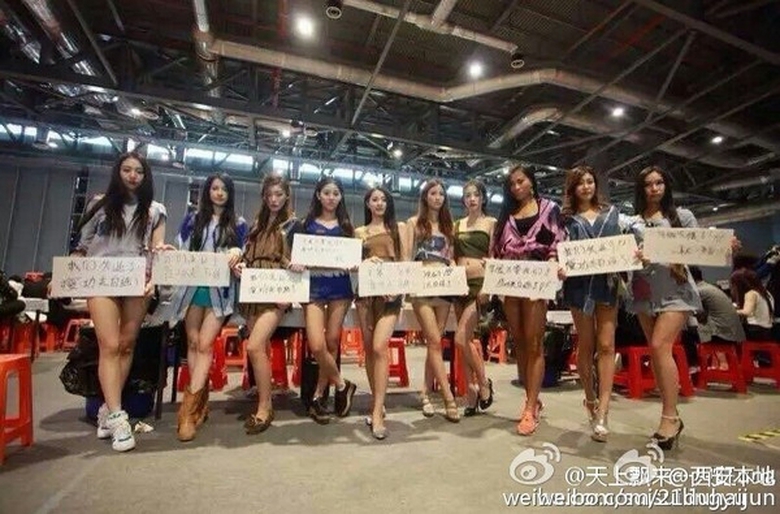 D&ugrave; biểu t&igrave;nh, họ vẫn kh&ocirc;ng qu&ecirc;n tạo d&aacute;ng chụp ảnh 